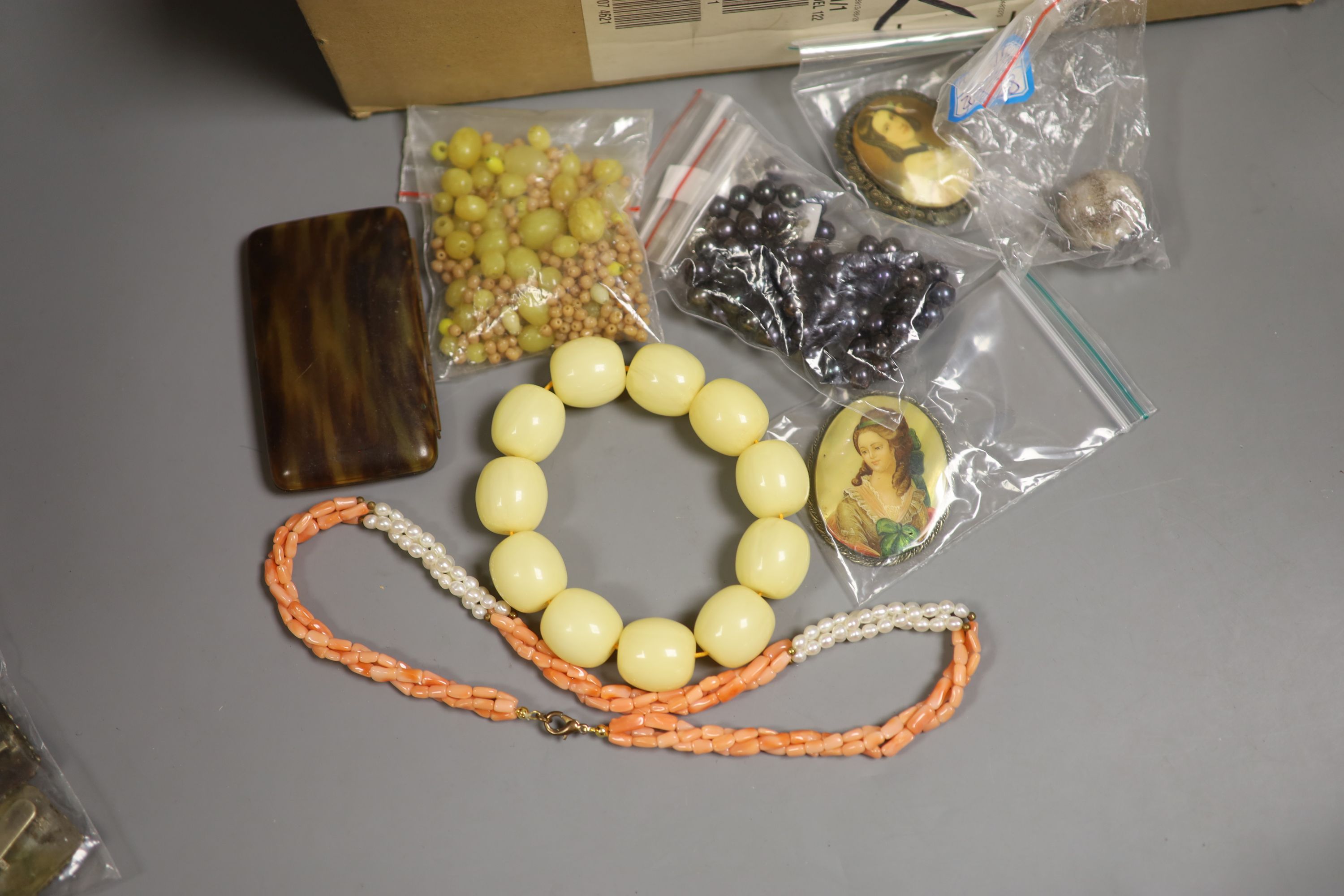 A quantity of costume jewellery.